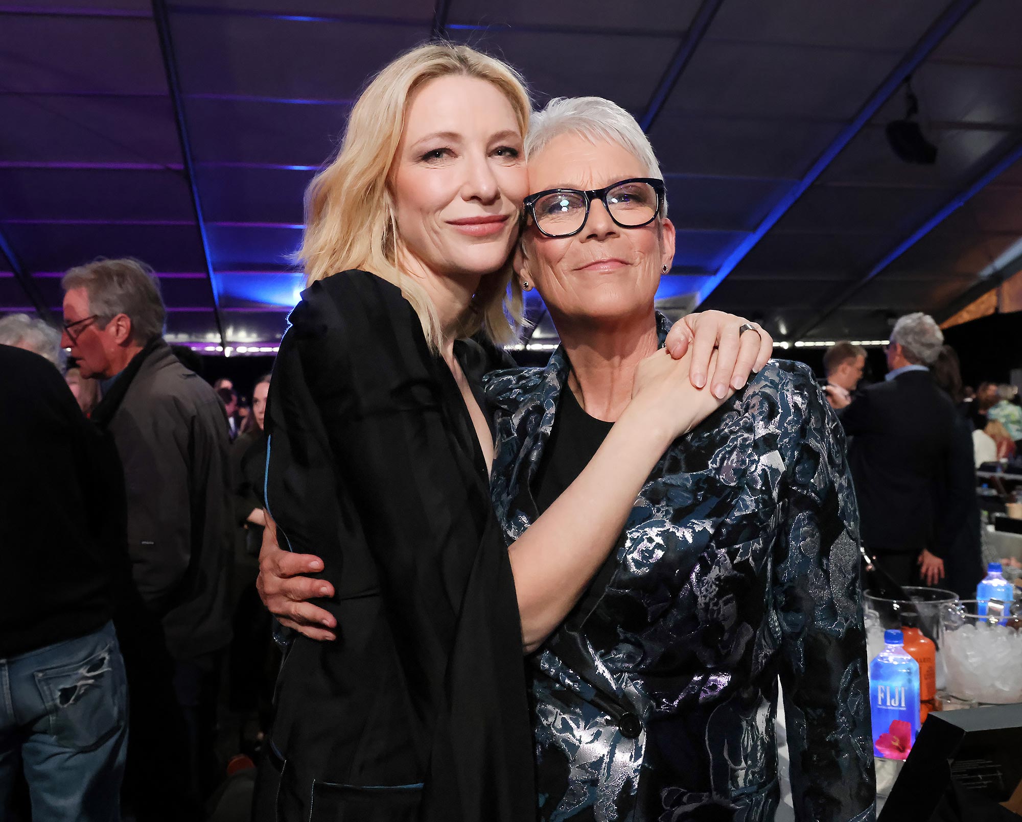 Jamie Lee Curtis salva Cate Blanchett de defeito no guarda-roupa