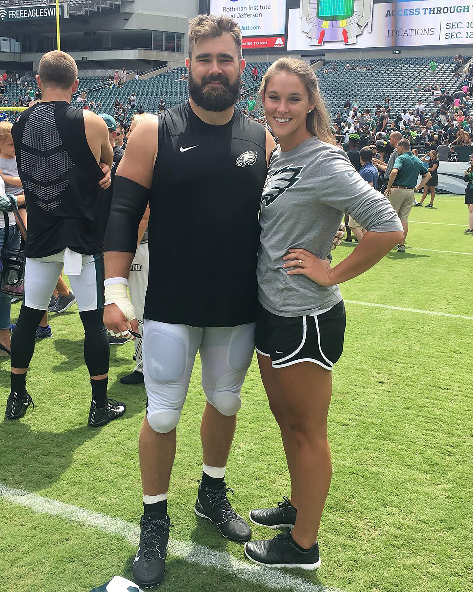 Jason Kelce bảo vợ Kylie 'Hãy khóa cửa' khi cô ấy cười theo cách của mình qua quảng cáo