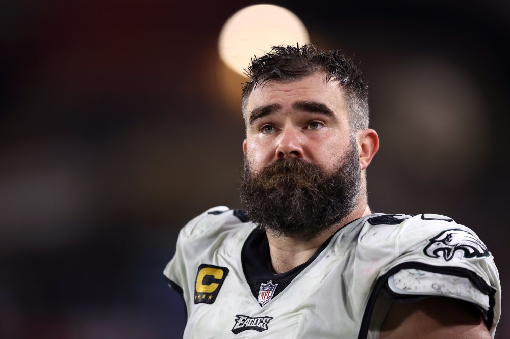 Jason Kelce mengenakan baret dukungan emosional