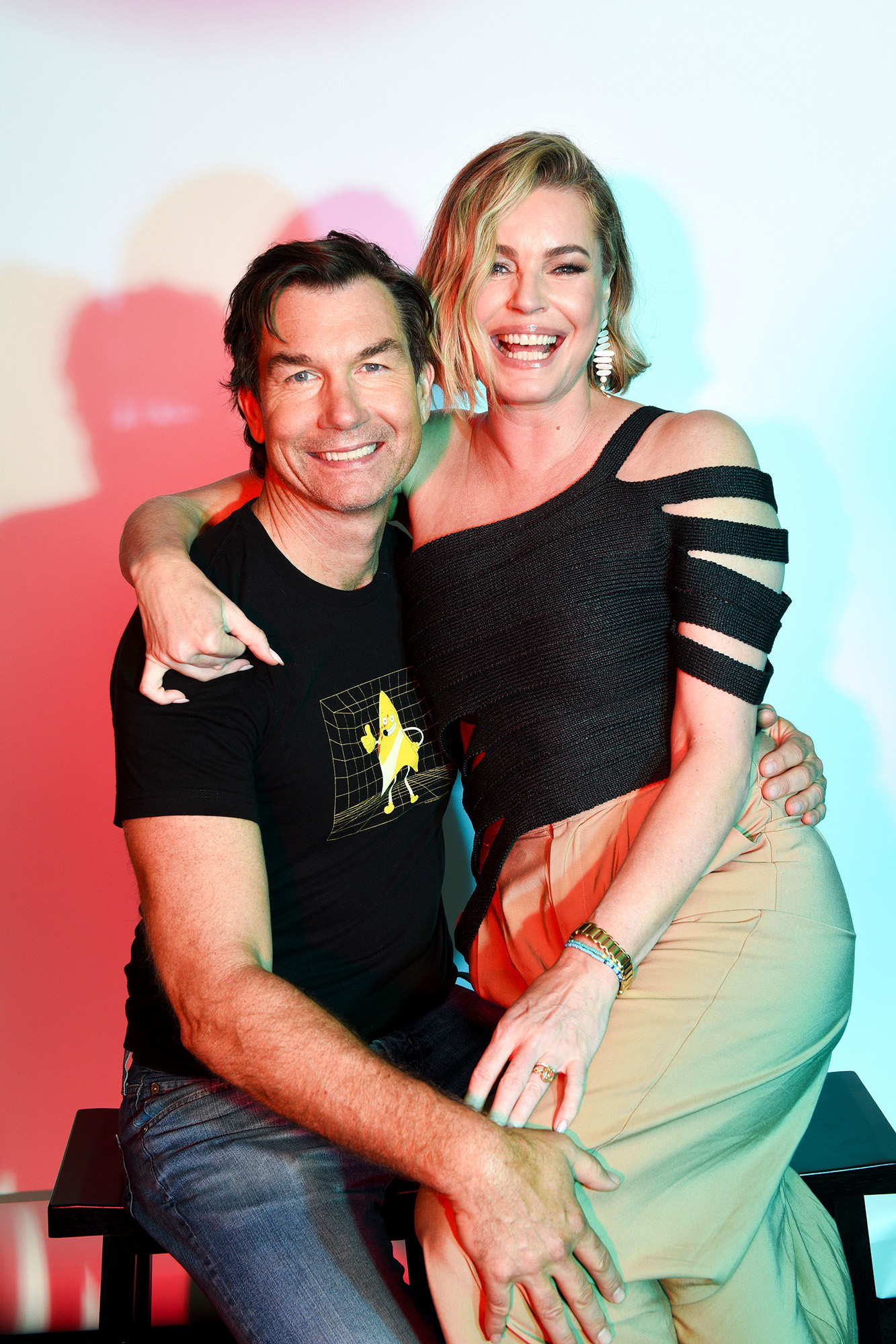 Jerry O'Connell ruft Rebecca Romijn auf Sendung an, um sie für die Teilnahme an der Fantasy League zu bitten