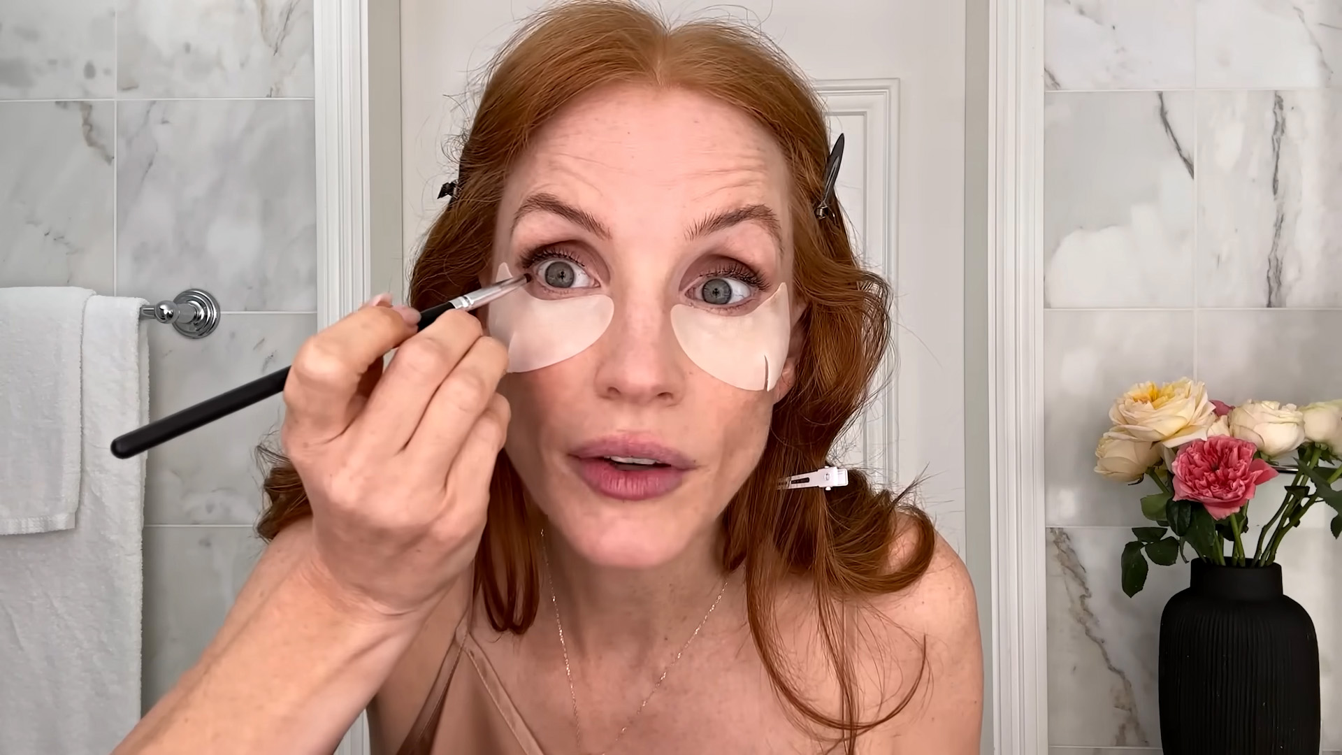 Jessica Chastain compartilha sua rotina glamourosa e revela suas crescentes raízes cinzentas