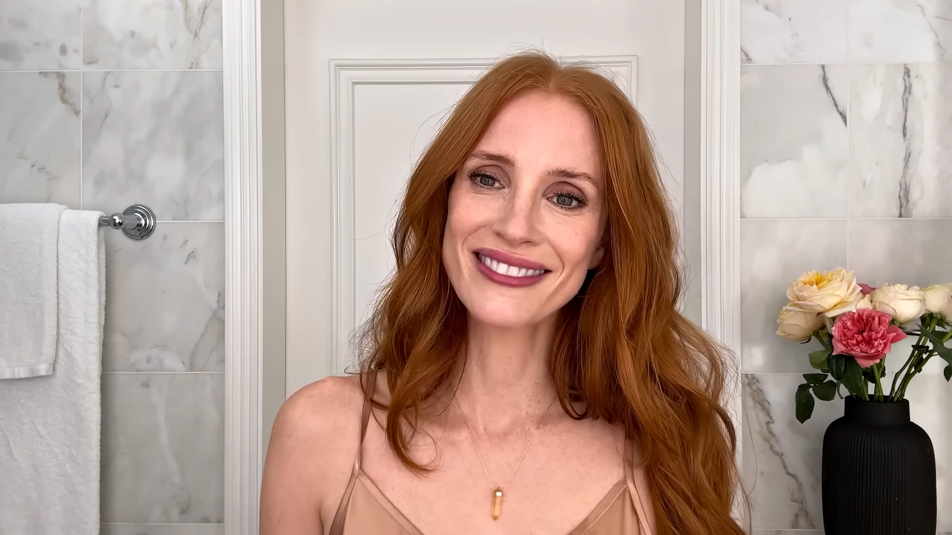 Jessica Chastain แบ่งปันกิจวัตรที่น่ามองของเธอและเผยให้เห็นรากสีเทาที่กำลังเติบโตของเธอ