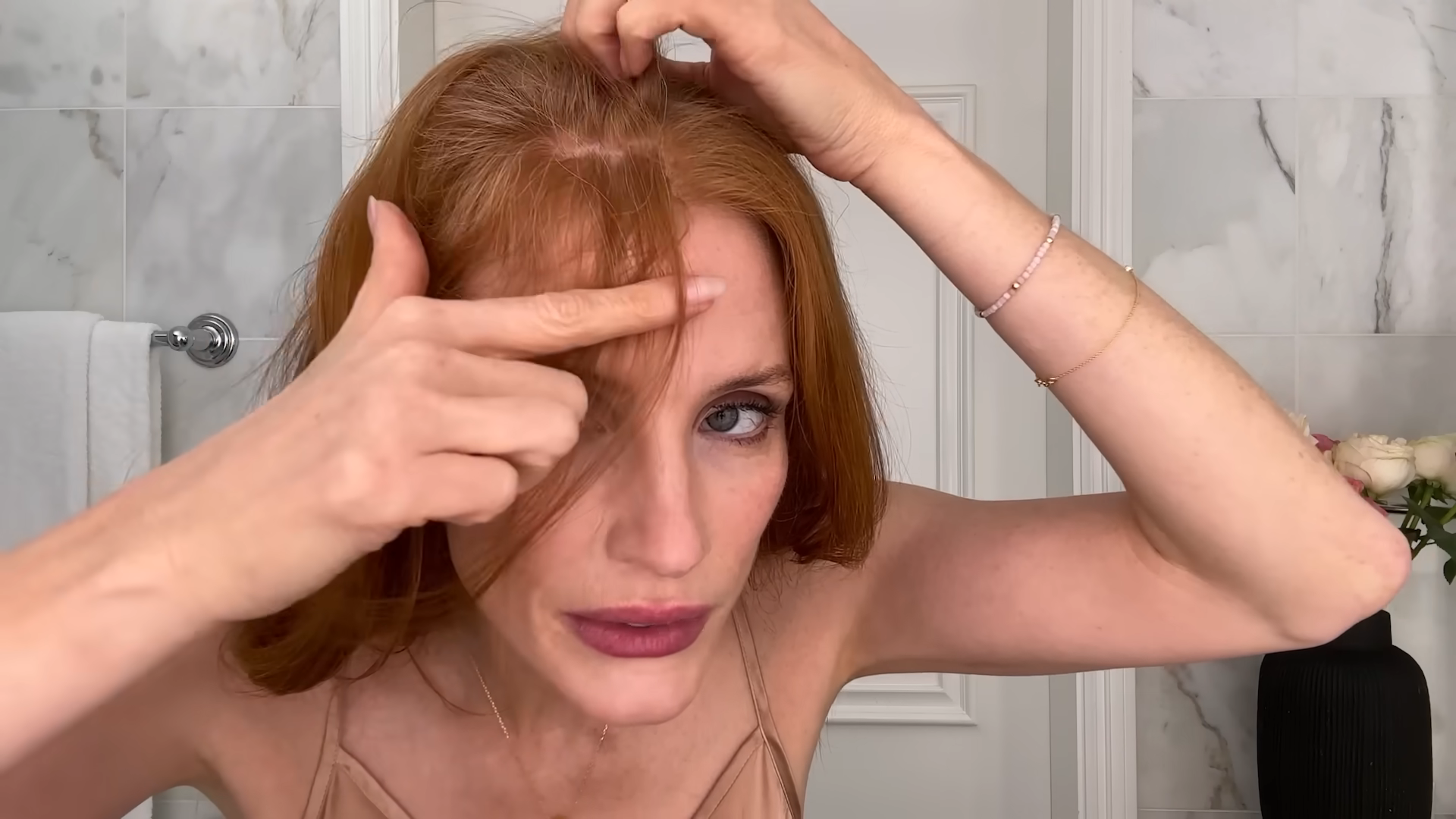 Jessica Chastain แบ่งปันกิจวัตรที่น่ามองของเธอและเผยให้เห็นรากสีเทาที่กำลังเติบโตของเธอ