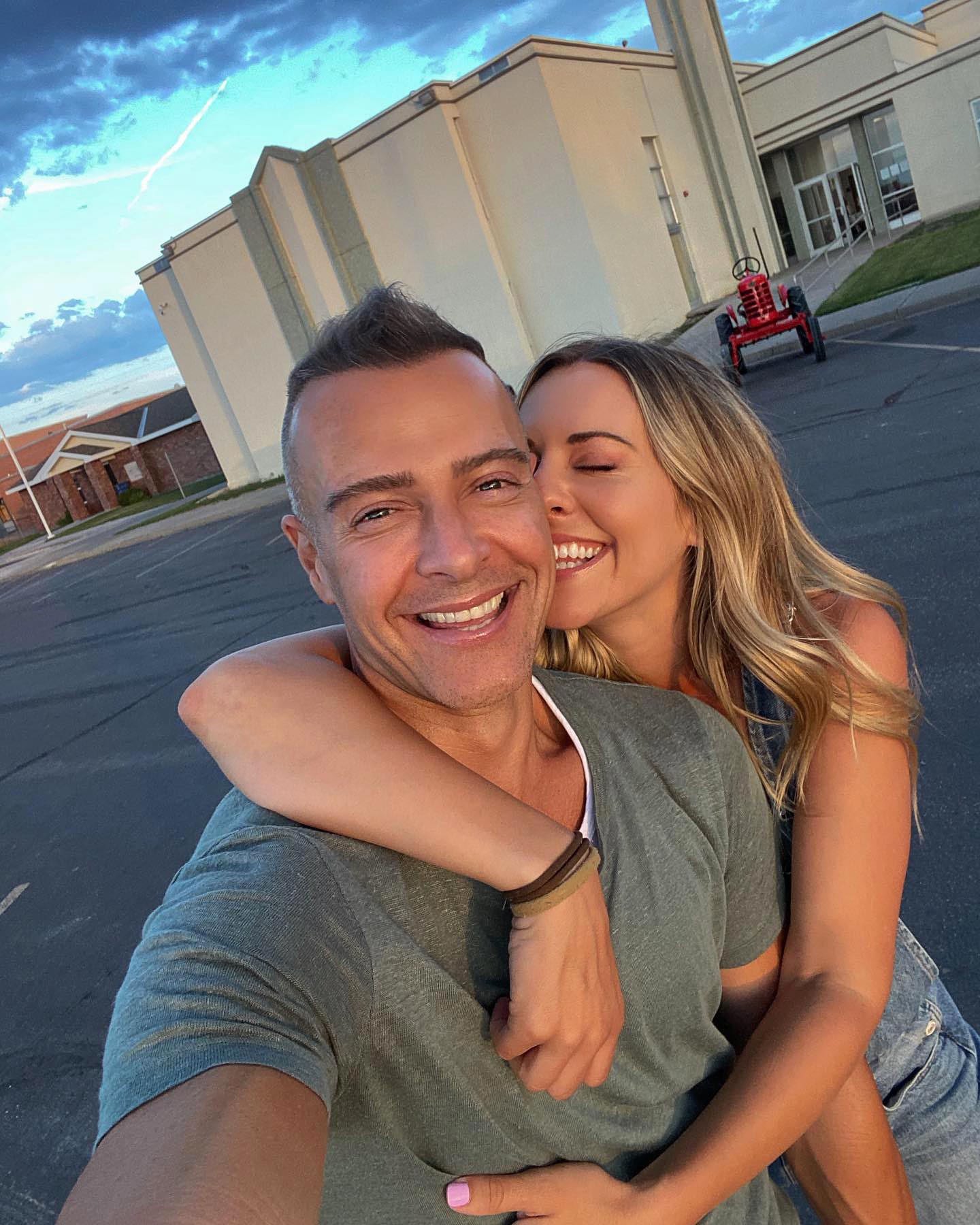 A esposa de Joey Lawrence postou uma mensagem enigmática sobre 'perda' antes das notícias do divórcio