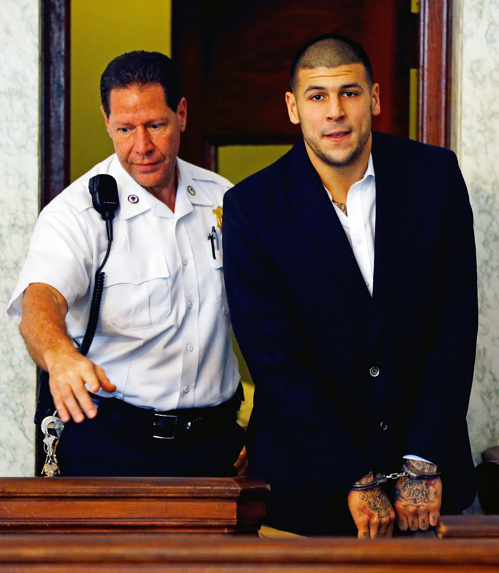 Josh Rivera แปลงร่างเป็น Aaron Hernandez ใน 'American Sports Story'