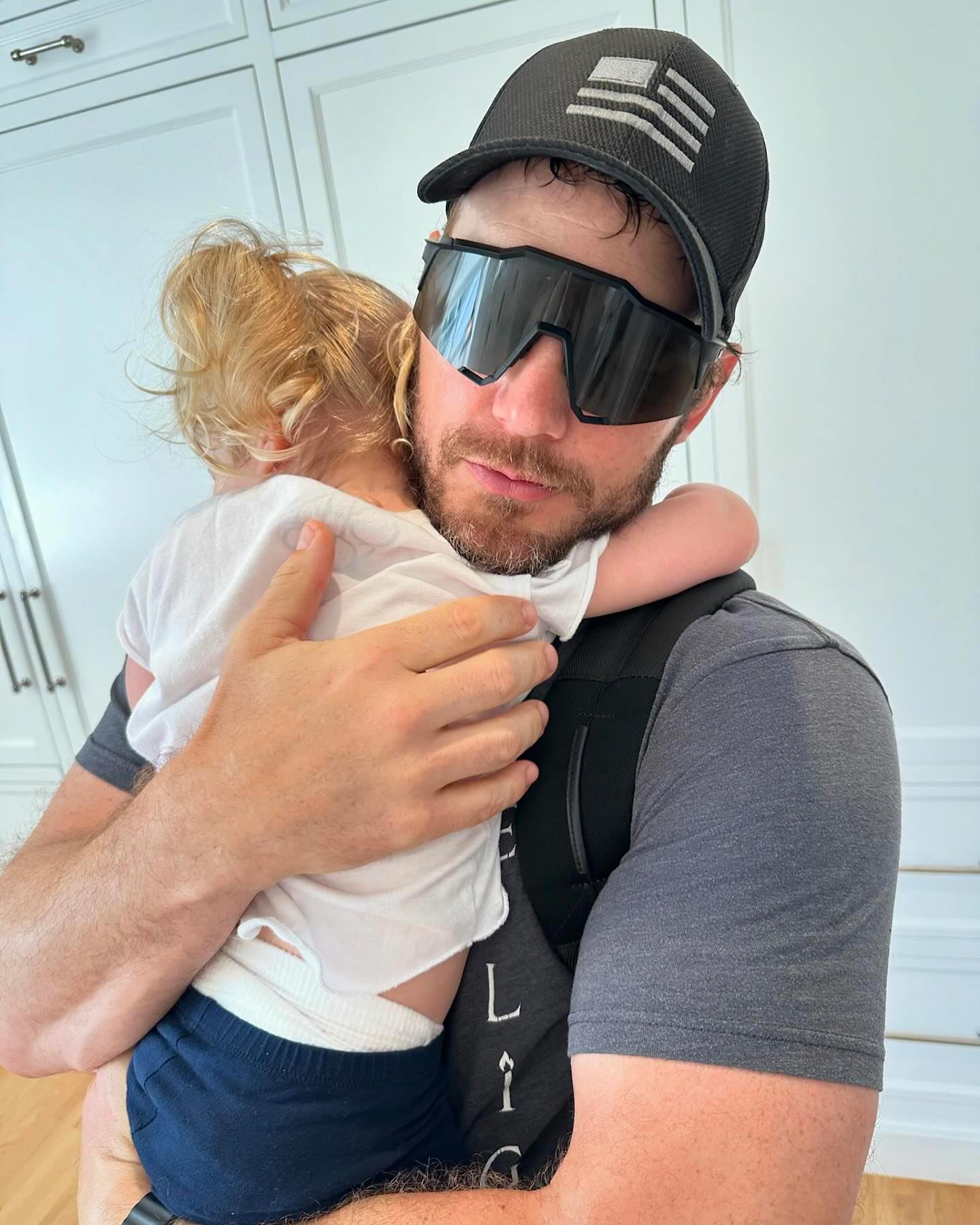 เธอเป็นเจ้านาย! Baby Eloise 'เรียกร้อง' การกอดจากพ่อ Chris Pratt