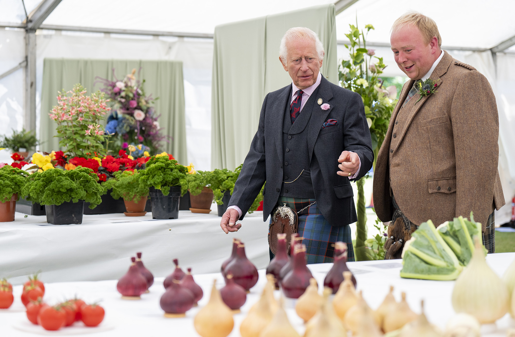 Rei Charles é todo sorrisos na 200ª exposição anual de flores de verão do RHS Aberdeen