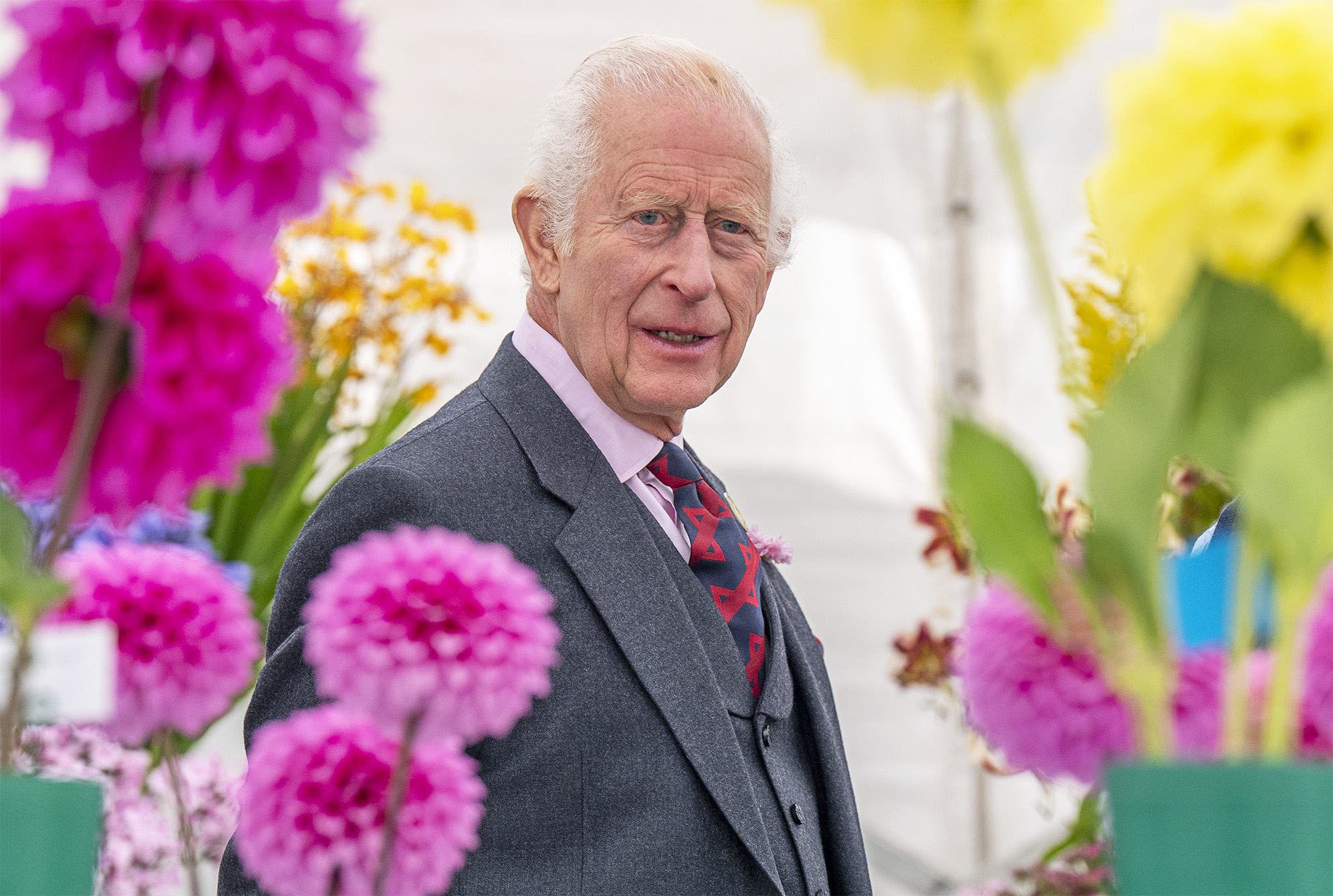 Rei Charles é todo sorrisos na 200ª exposição anual de flores de verão do RHS Aberdeen