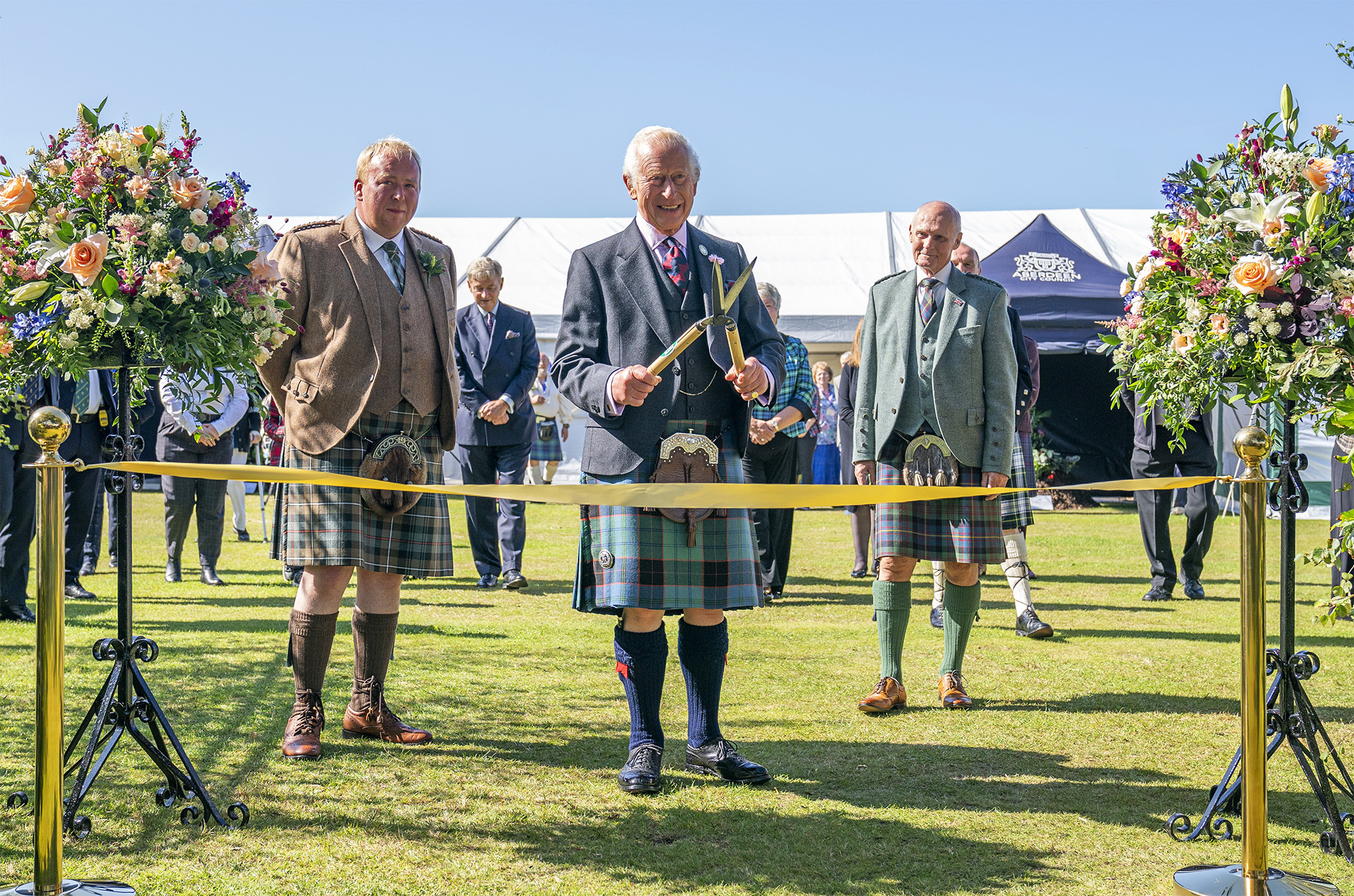 Rei Charles é todo sorrisos na 200ª exposição anual de flores de verão do RHS Aberdeen