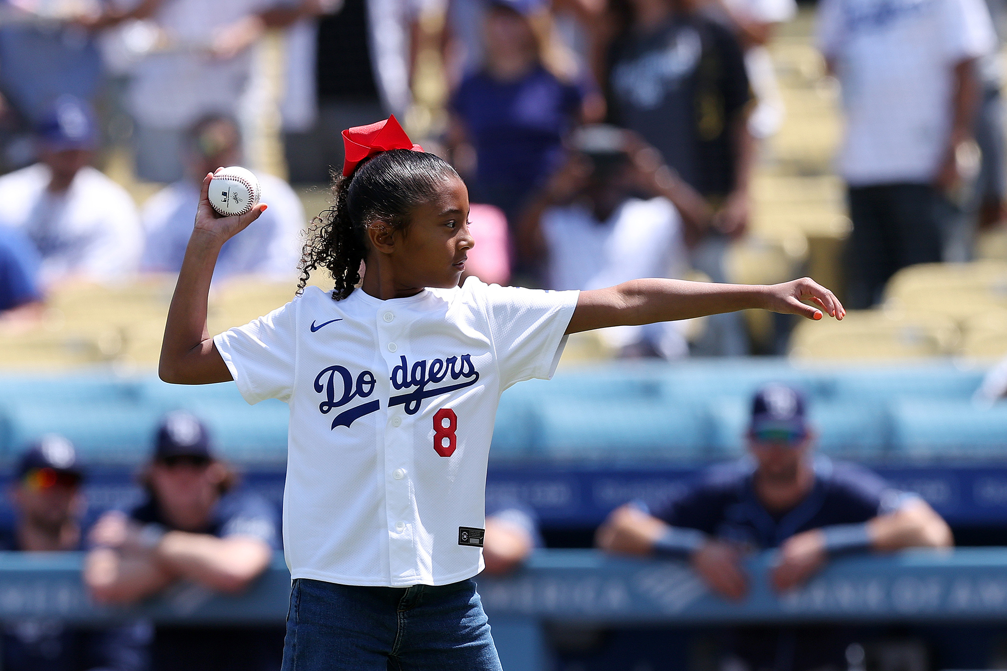 Kobe Bryants Tochter Bianka, 7, wirft den 1. Pitch beim Dodgers Game