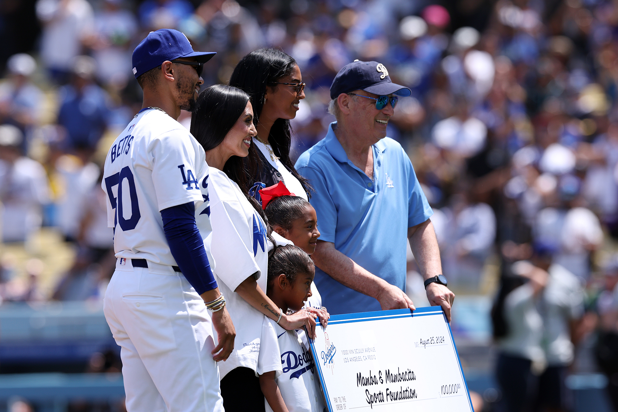 Filha de Kobe Bryant, Bianka, 7, lança o primeiro arremesso no jogo dos Dodgers