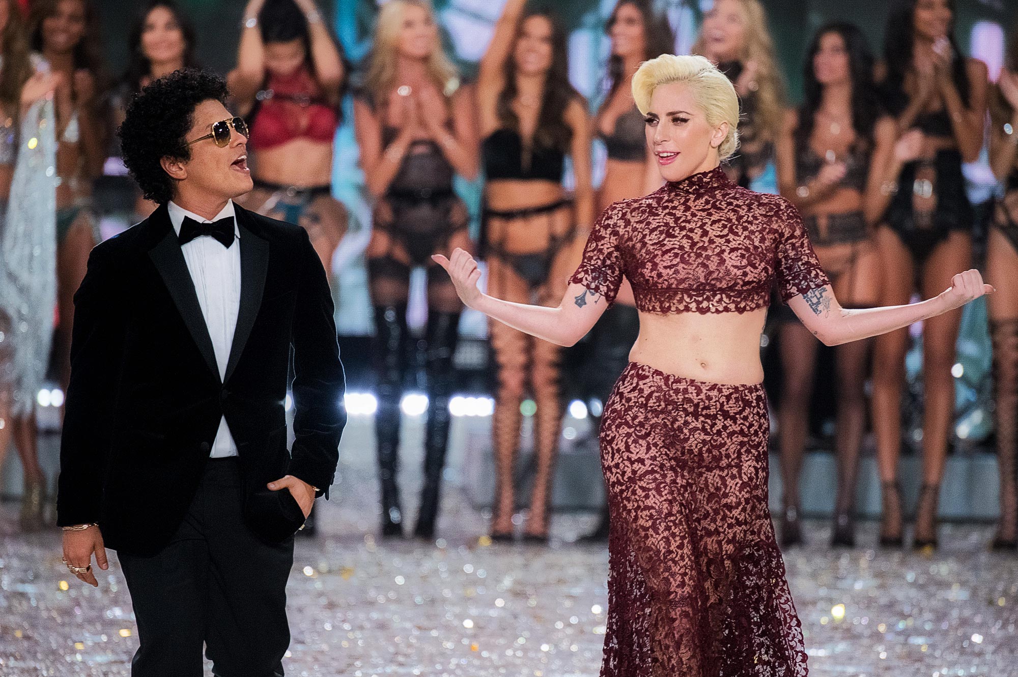 Lady Gaga lança primeiro single em 2 anos com ajuda de Bruno Mars