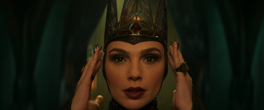 Live-Action 'Snow White' Trailer Gives 1st Glimpse of Gal Gadot as Evil Queen