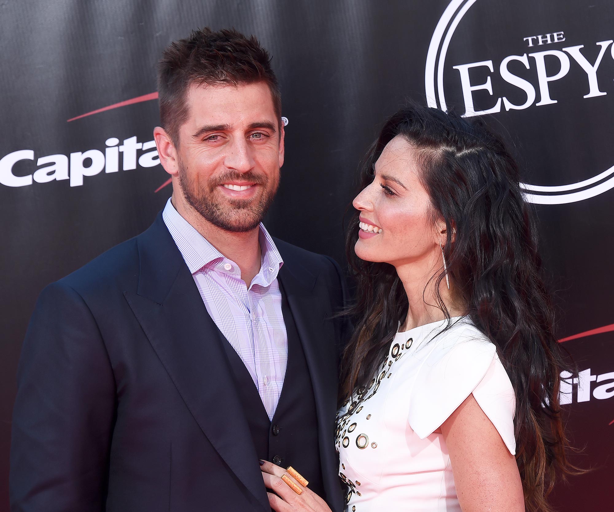 Relembrando o cronograma do relacionamento de Olivia Munn e Aaron Rodgers