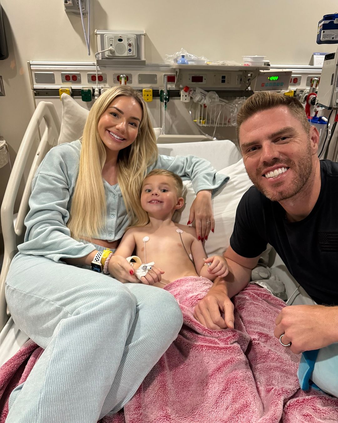 Freddie Freeman, da MLB, dá atualizações sobre o filho de 3 anos após 8 dias na UTI