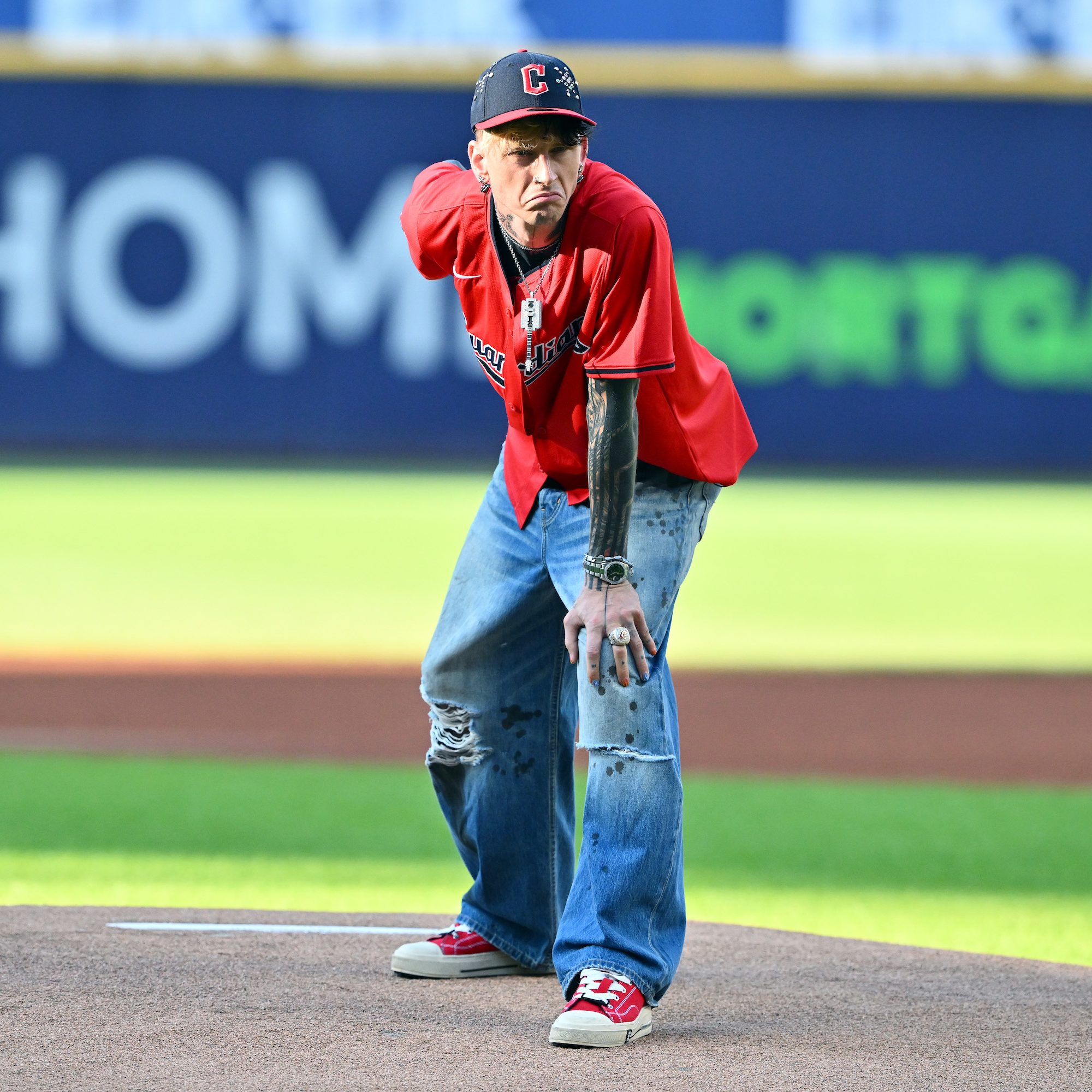 マシンガン・ケリー、MLBの試合でスタンドにワイルドな初球を投げる