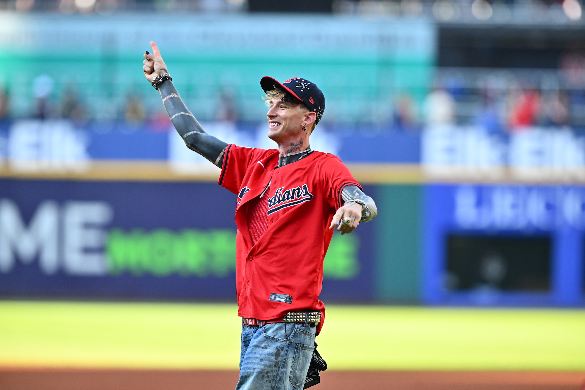 Machine Gun Kelly lança primeiro arremesso selvagem nas arquibancadas no jogo da MLB