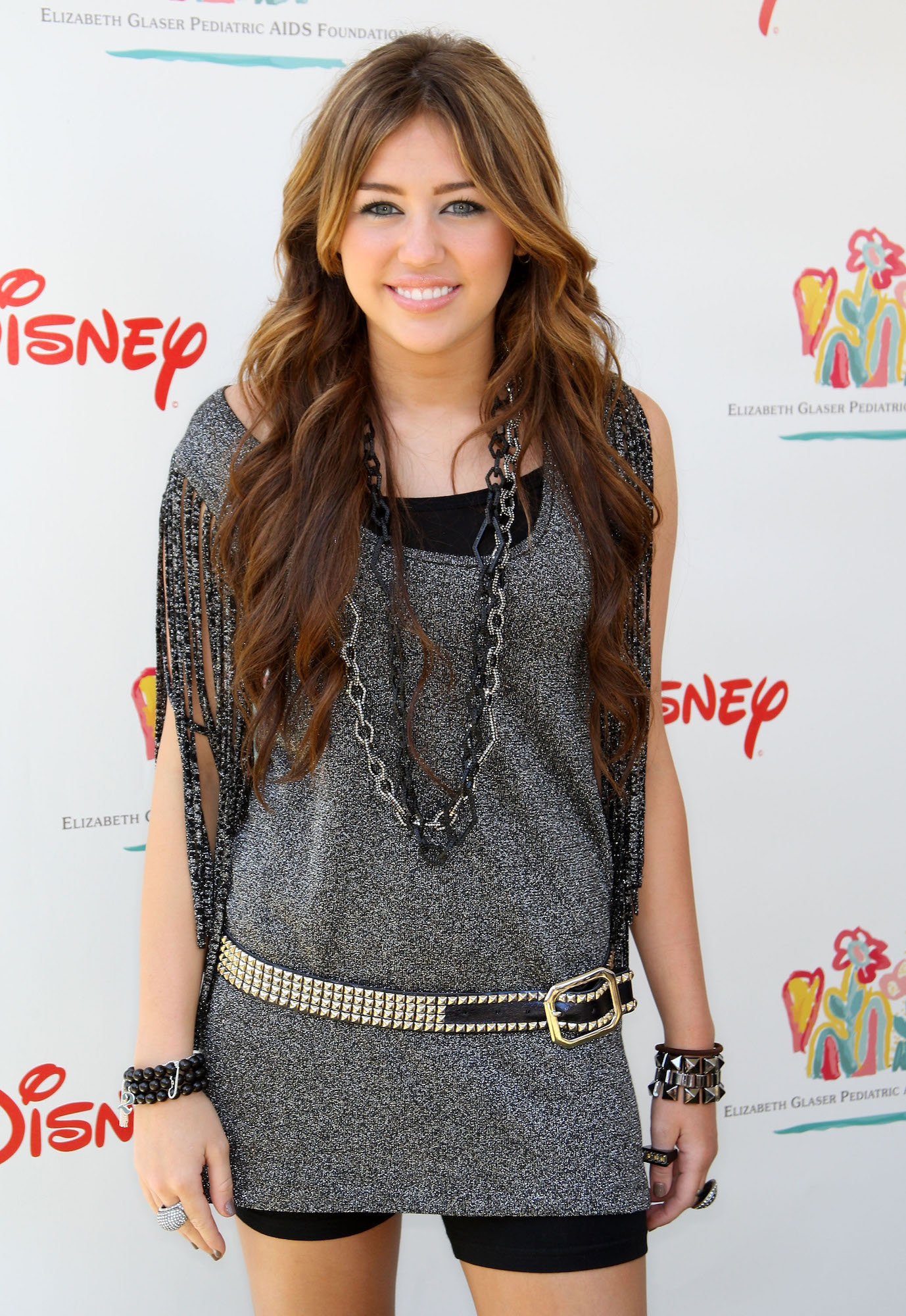 Teary Miley Cyrus กล่าวว่าเธอ 'ภูมิใจที่ได้เป็น Hannah Montana'