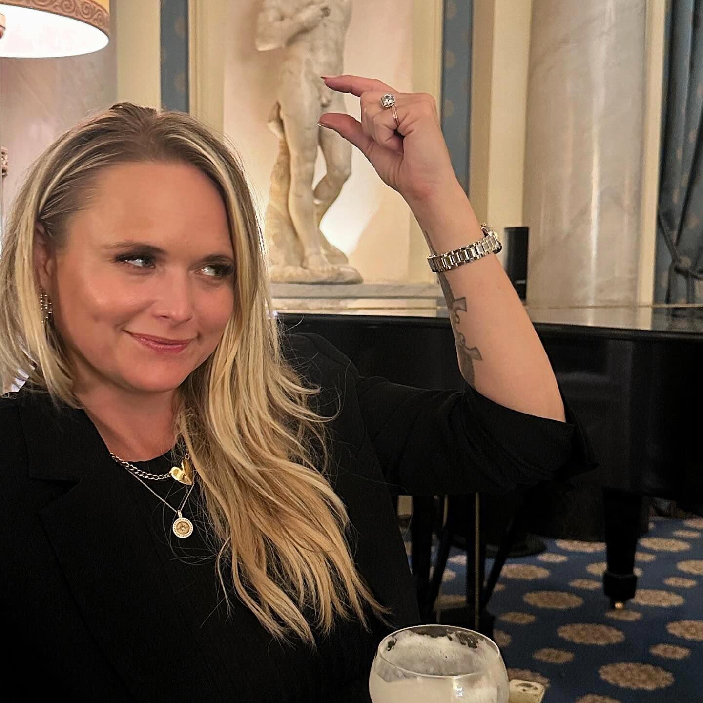 Miranda Lambert tira uma foto atrevida durante as férias na Itália com o marido