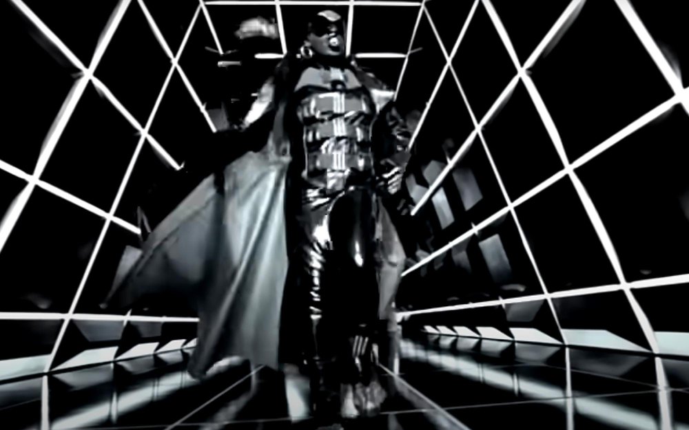 O visual favorito de todos os tempos do videoclipe de Missy Elliott é o sobretudo de She's a Bitch