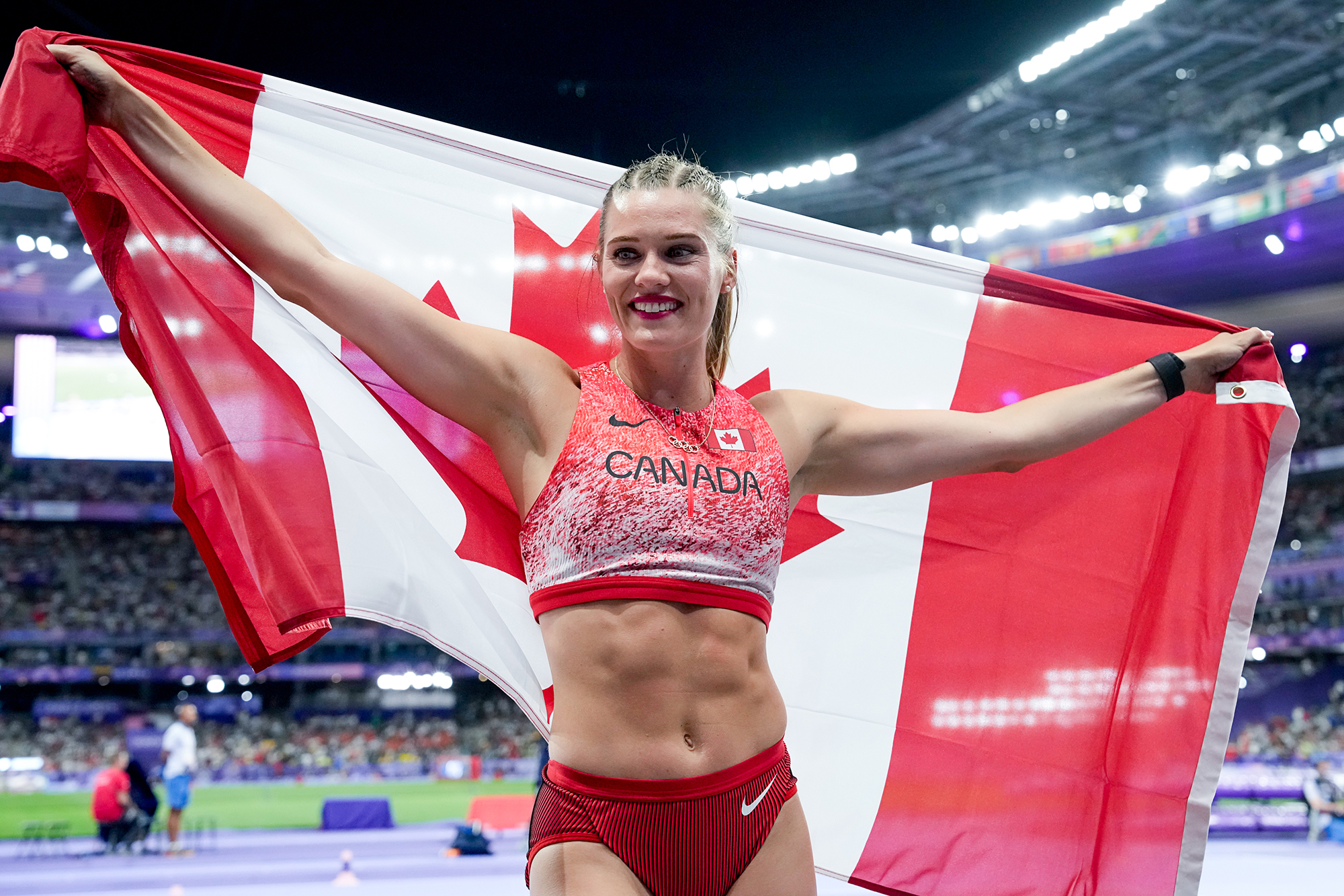 A atleta olímpica Alysha Newman recebe críticas mistas por Twerking após ganhar medalha