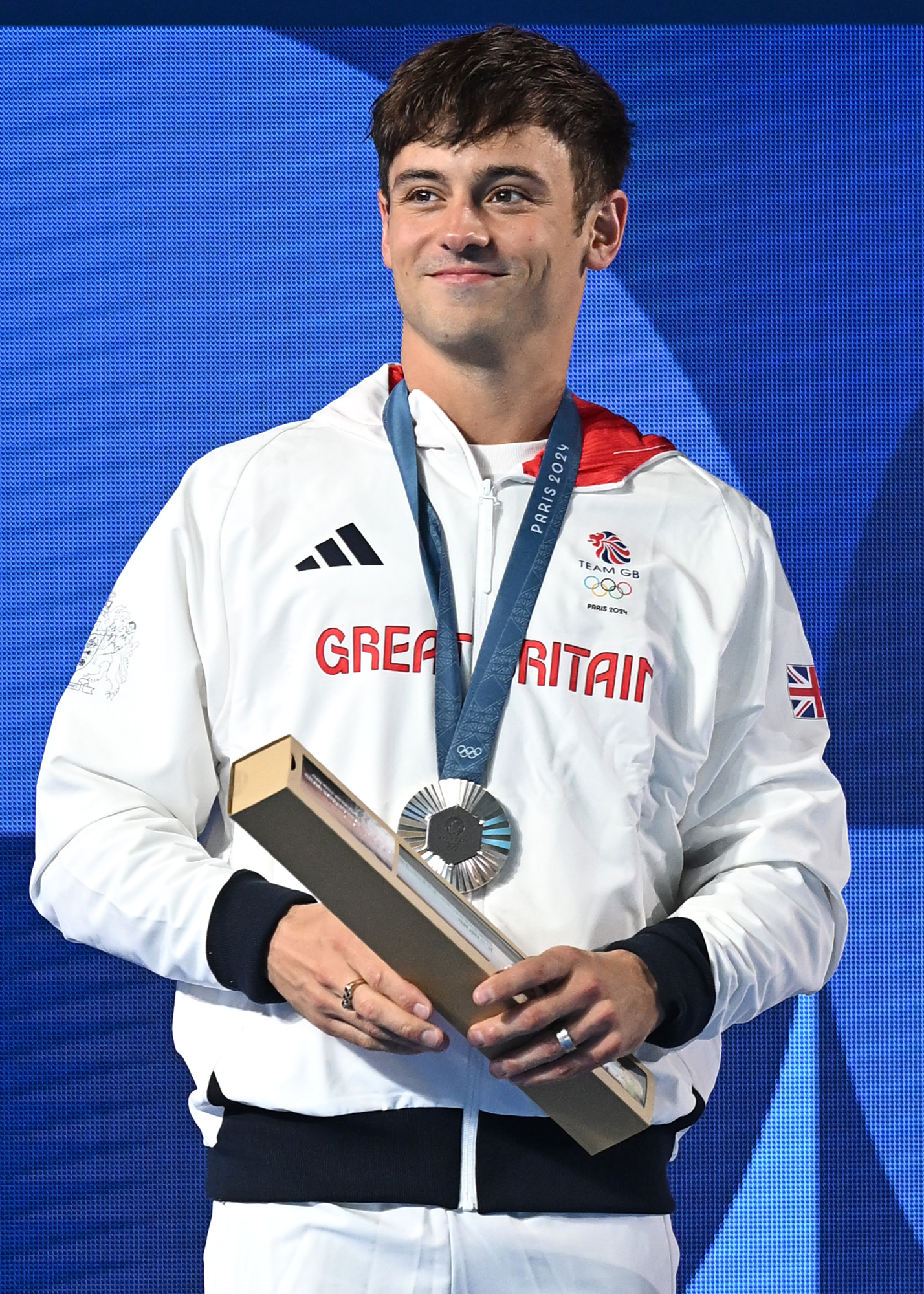 O medalhista olímpico de mergulho Tom Daley reflete sobre a morte do pai após a 5ª medalha