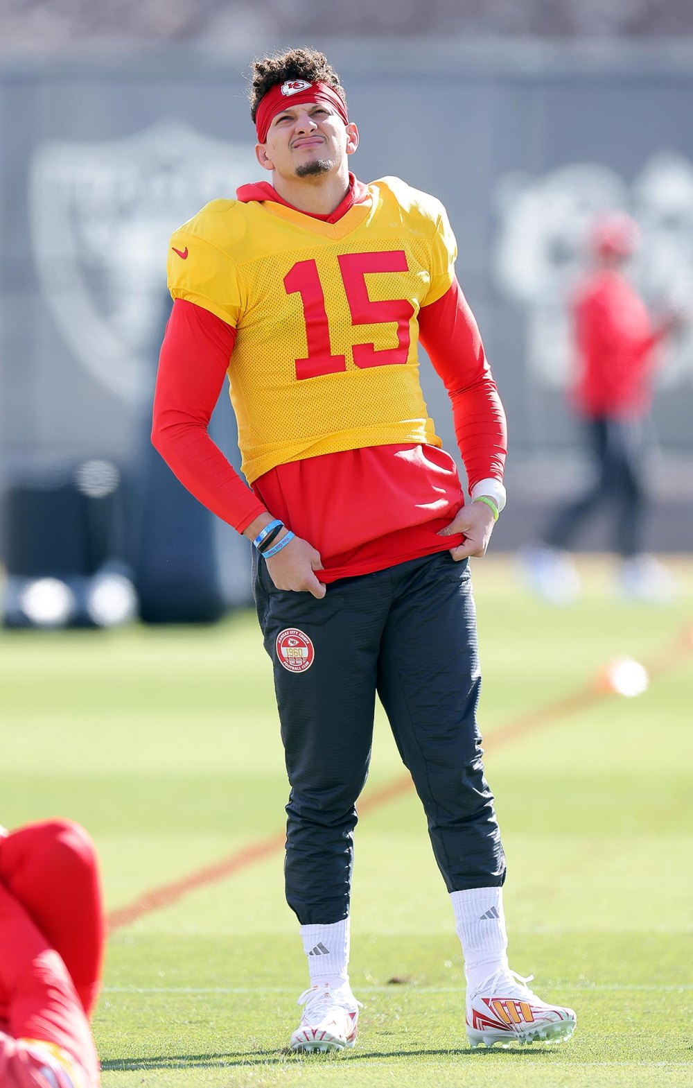 Patrick Mahomes não conhece nenhuma das músicas tocadas no treino do Chiefs. Estou ficando velho. 030 040