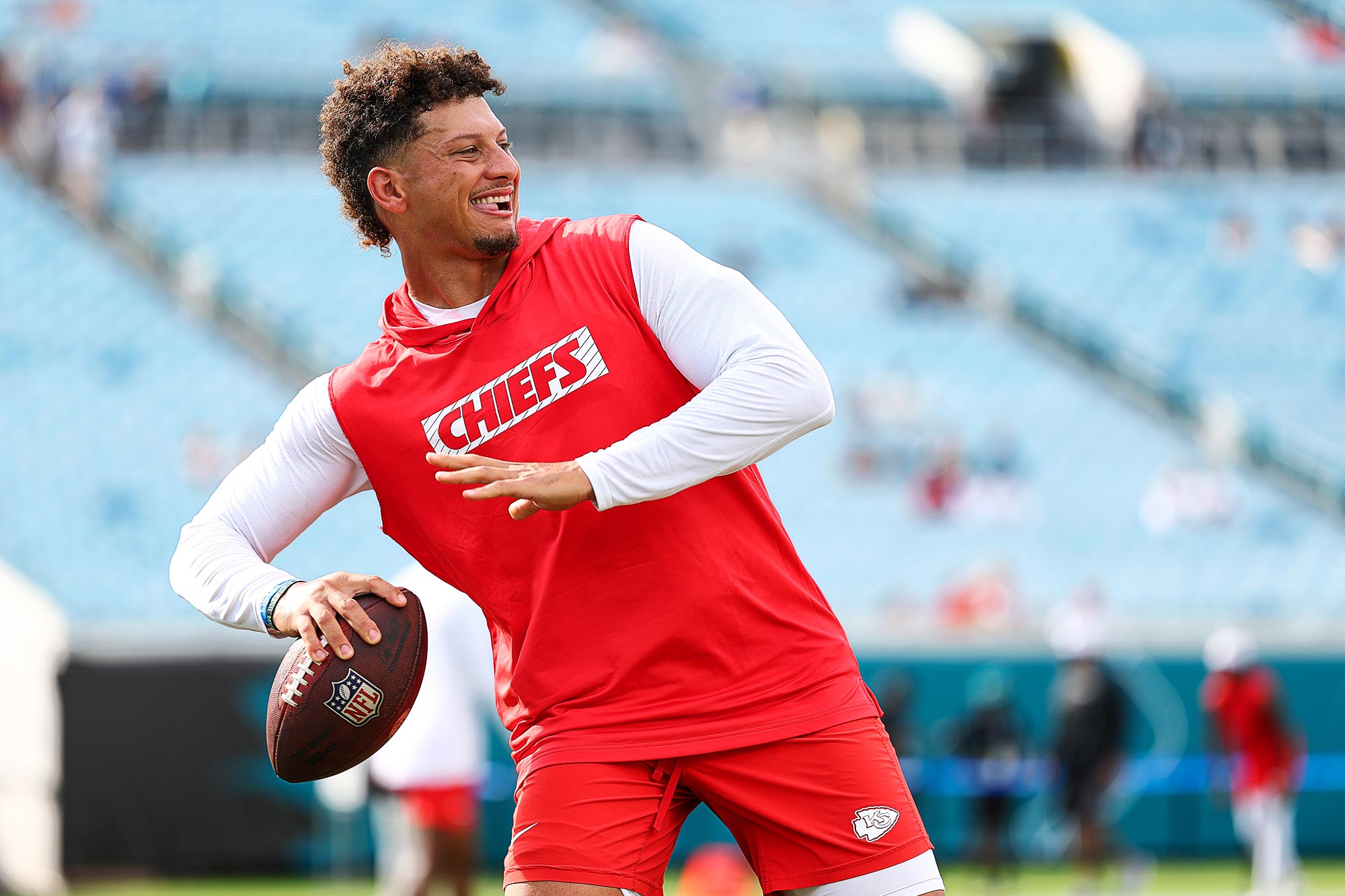 Patrick Mahomes는 Chiefs Practice에서 음악을 모르고 자신이 '늙었다'고 농담합니다.