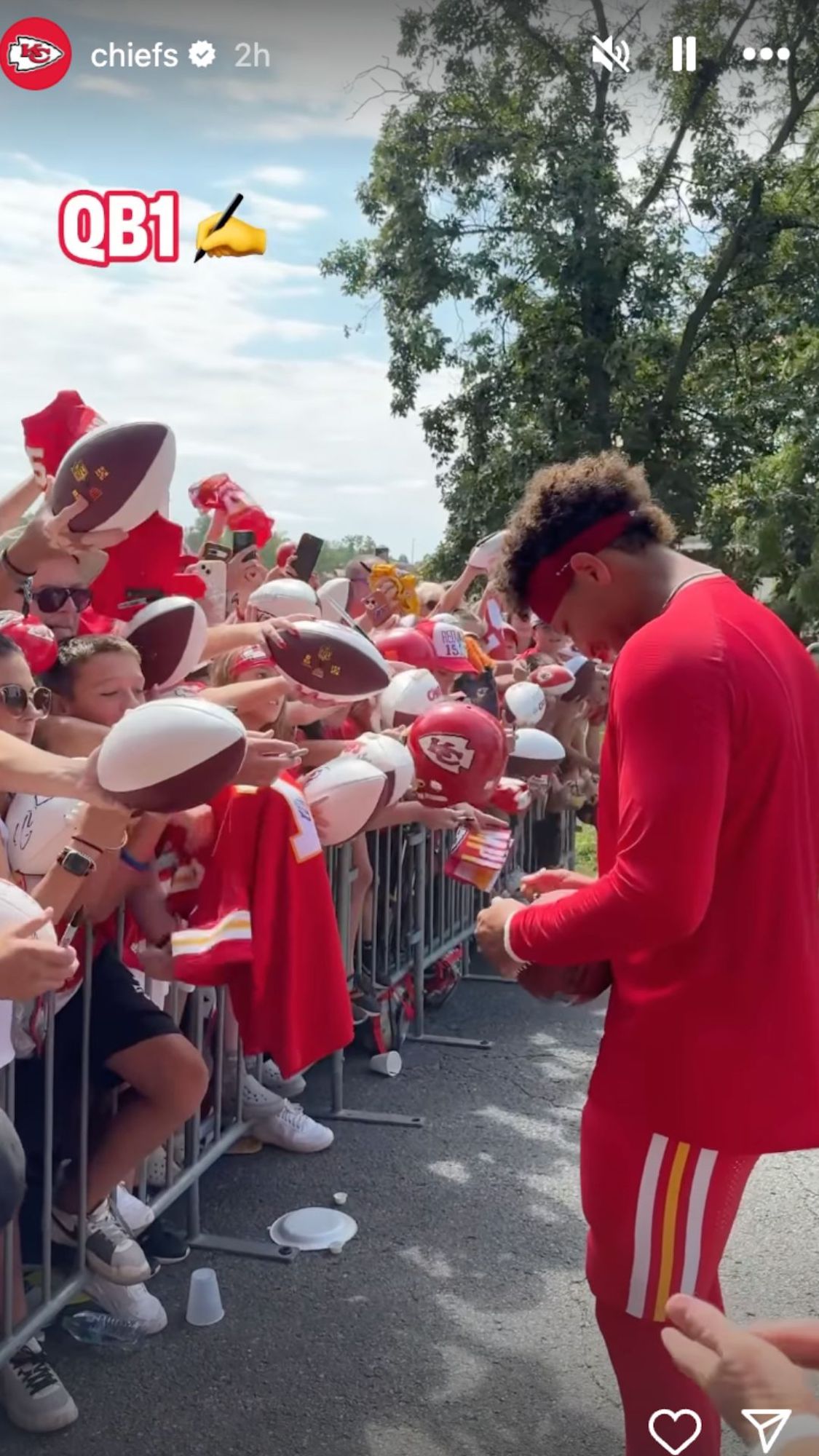 패트릭 마홈스(Patrick Mahomes)가 트레이닝 캠프에서 어린이를 위한 축구팀에 사랑스럽게 서명했습니다.