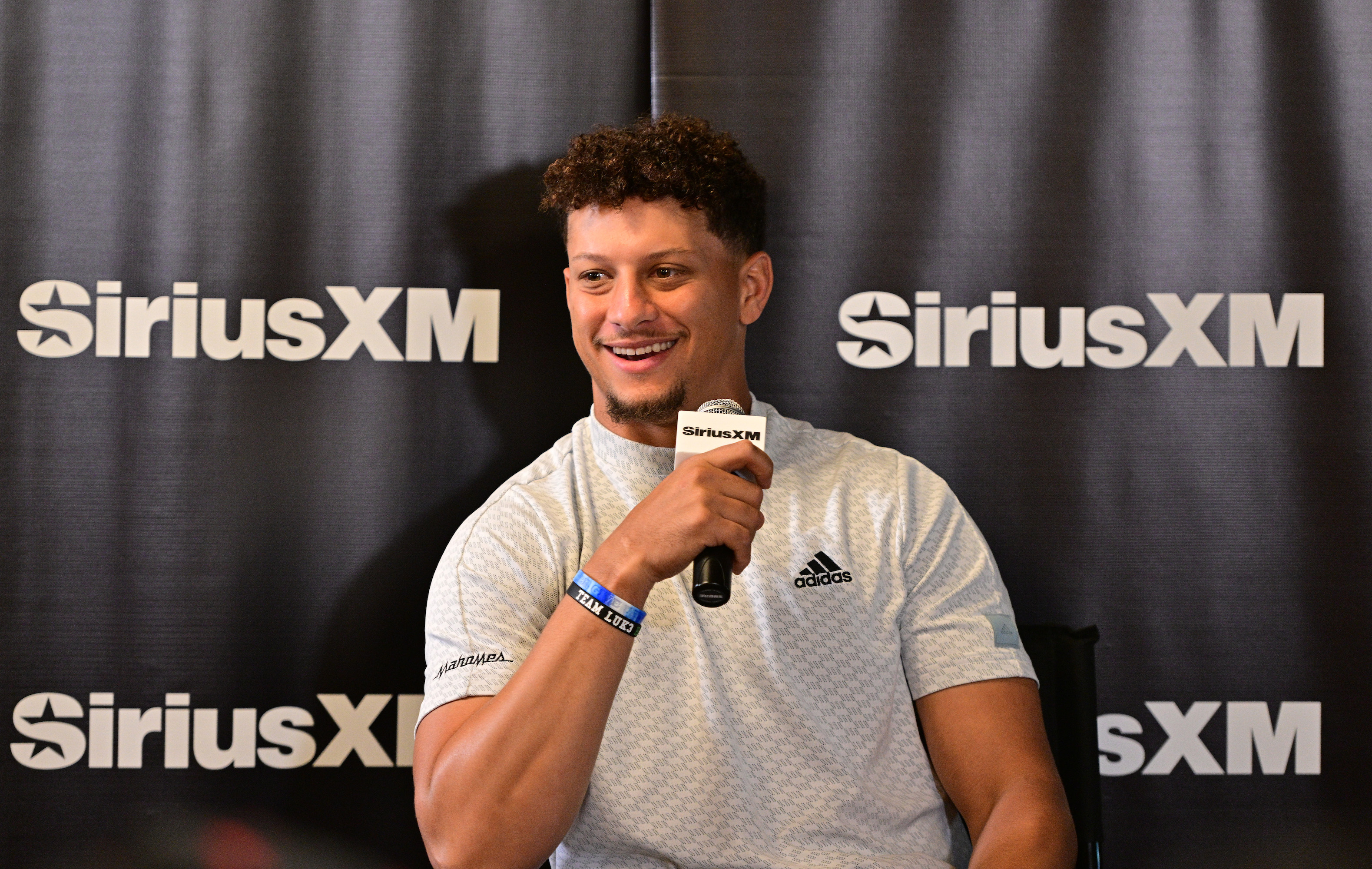 Patrick Mahomes Adorably Signs Footballs for Kids at Training Camp