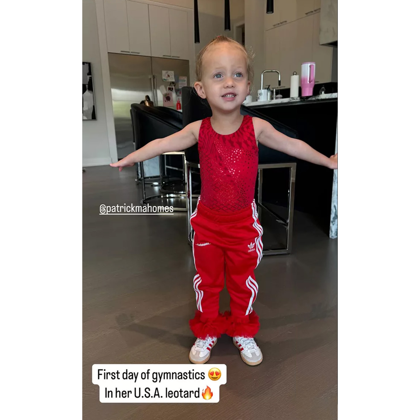 A filha de Patrick e Brittany Mahomes usa malha da equipe dos EUA para ginástica