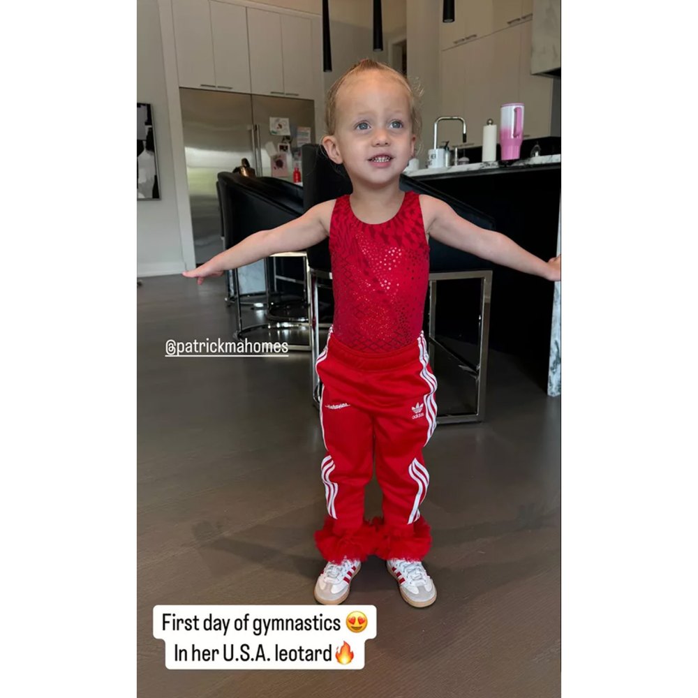 Filha de 3 anos de Patrick e Brittany Mahomes começa a ginástica usando collant dos EUA