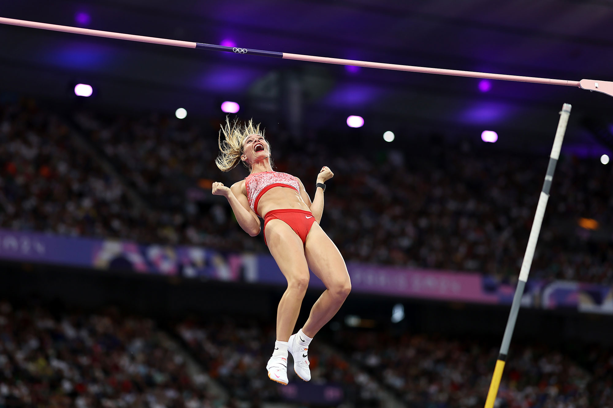 A saltadora com vara olímpica Alysha Newman defende Twerk após ganhar o bronze