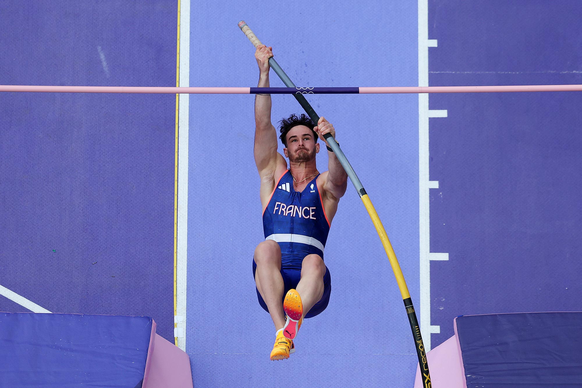 Der olympische Stabhochspringer Anthony Ammirati scherzt über den „Buzz“ von Viral Bulge