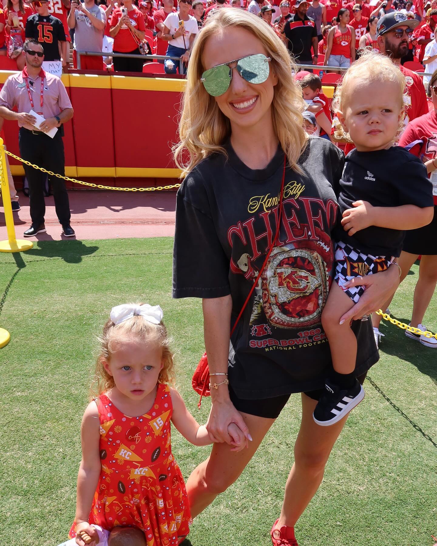 A grávida Brittany Mahomes arrasa com a camisa Baggy Chiefs no jogo da pré-temporada