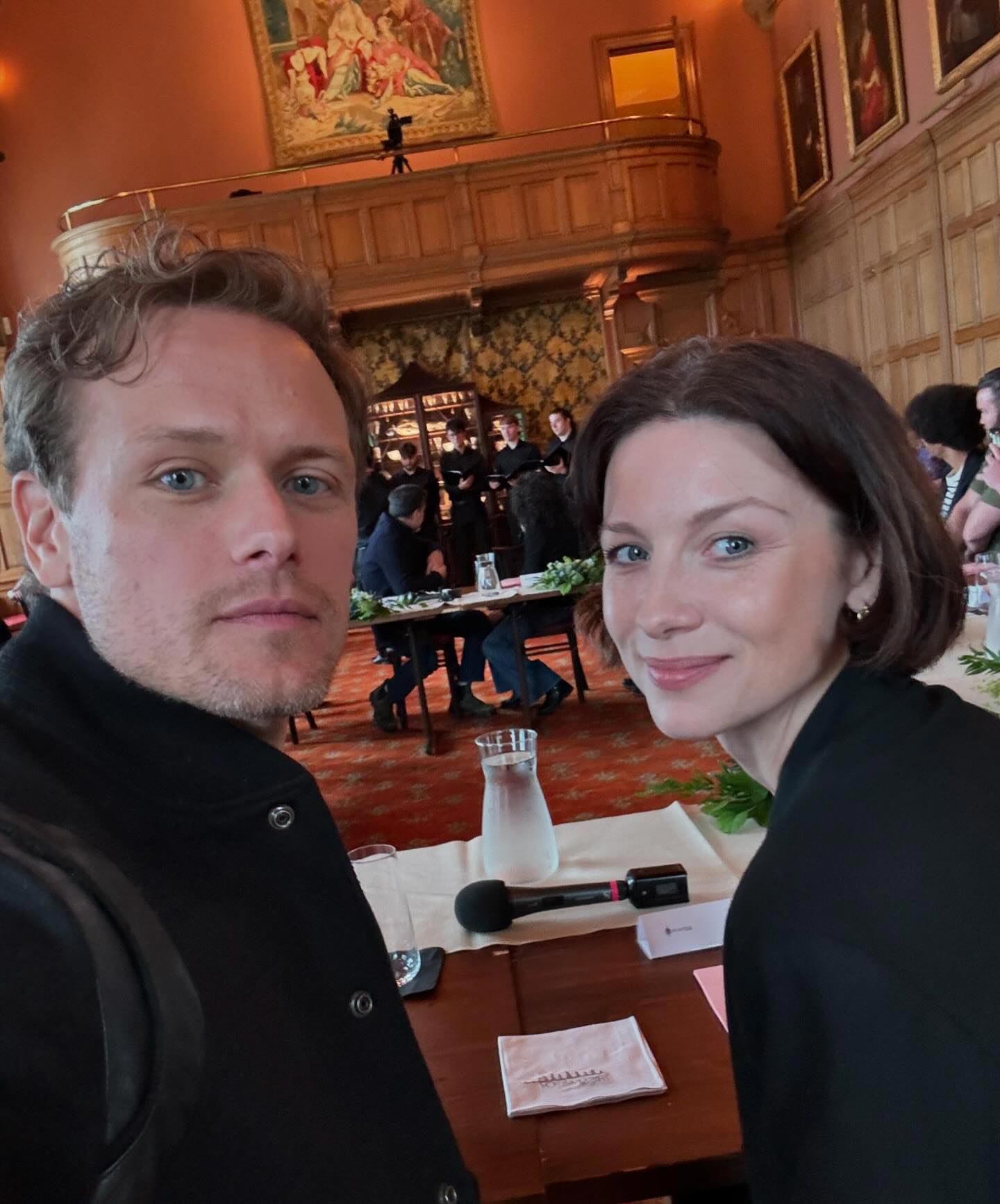 Sam Heughan แบ่งปันภาพถ่าย BTS จากการอ่านโต๊ะสุดท้ายของ Outlander