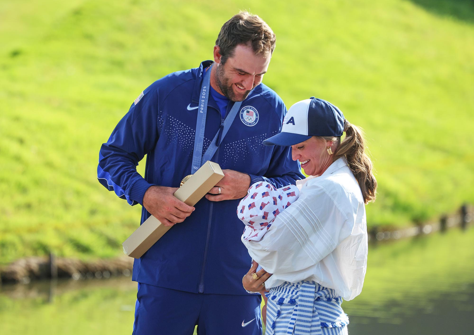 Scottie Scheffler comemora em lágrimas a medalha de ouro olímpica com a esposa e o filho pequeno