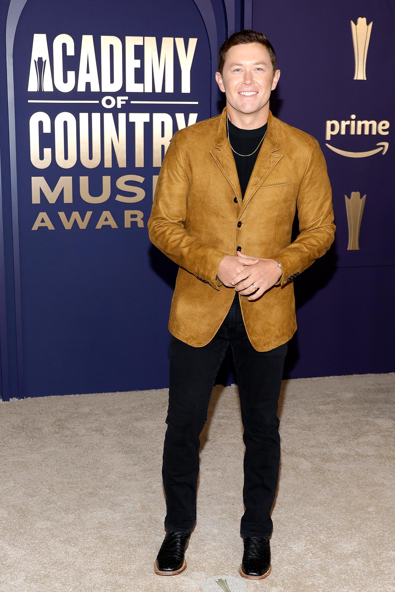 Scotty McCreery chama o frequentador do concerto de 'covarde' depois de bater em uma mulher