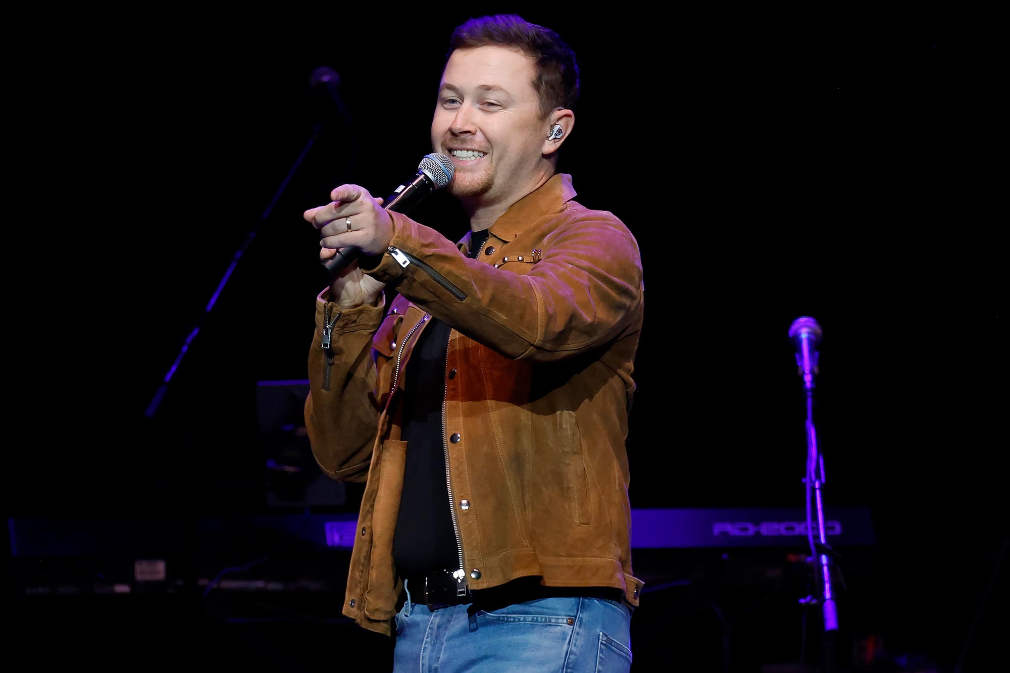 Scotty McCreery chama o frequentador do concerto de 'covarde' depois de bater em uma mulher