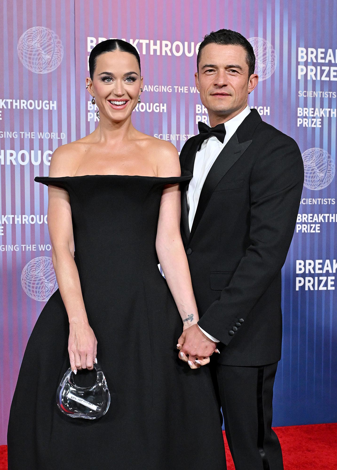 Orlando Bloom ไร้เสื้อ สวมชุดบิกินี่ Katy Perry กระโดดลงจากเฮลิคอปเตอร์