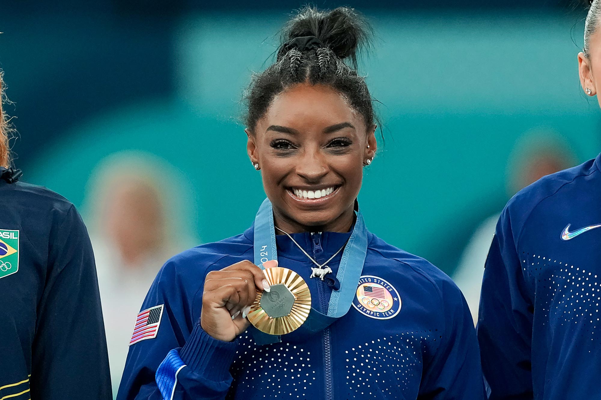 시몬 바일스(Simone Biles)의 파리 올림픽 GOAT 목걸이에는 546개의 다이아몬드가 사용되었습니다.