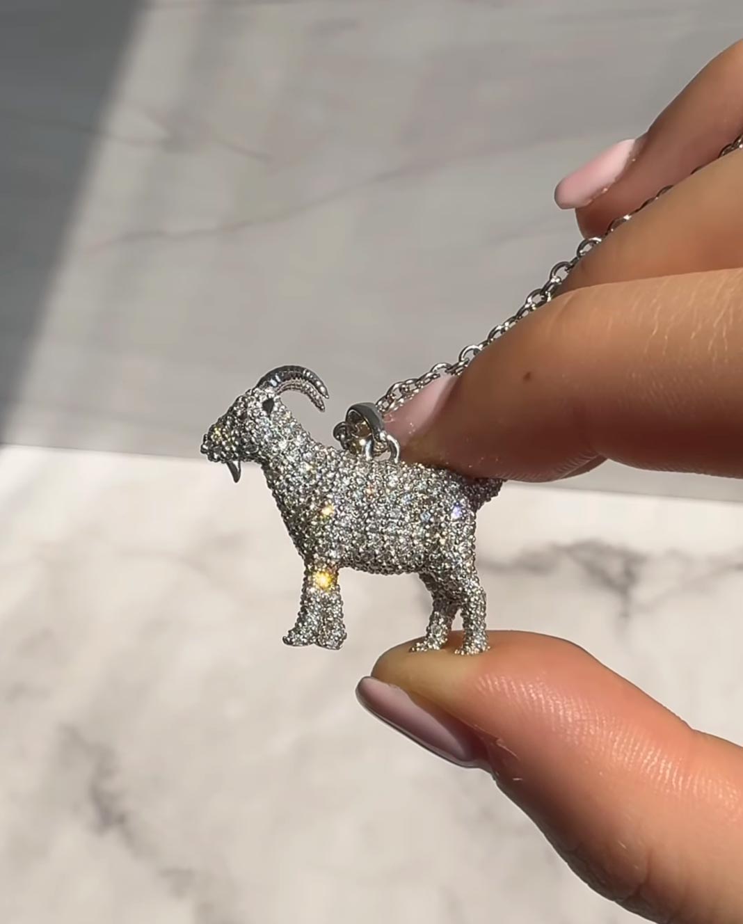 Colar GOAT de Simone Biles nas Olimpíadas de Paris apresenta 546 diamantes