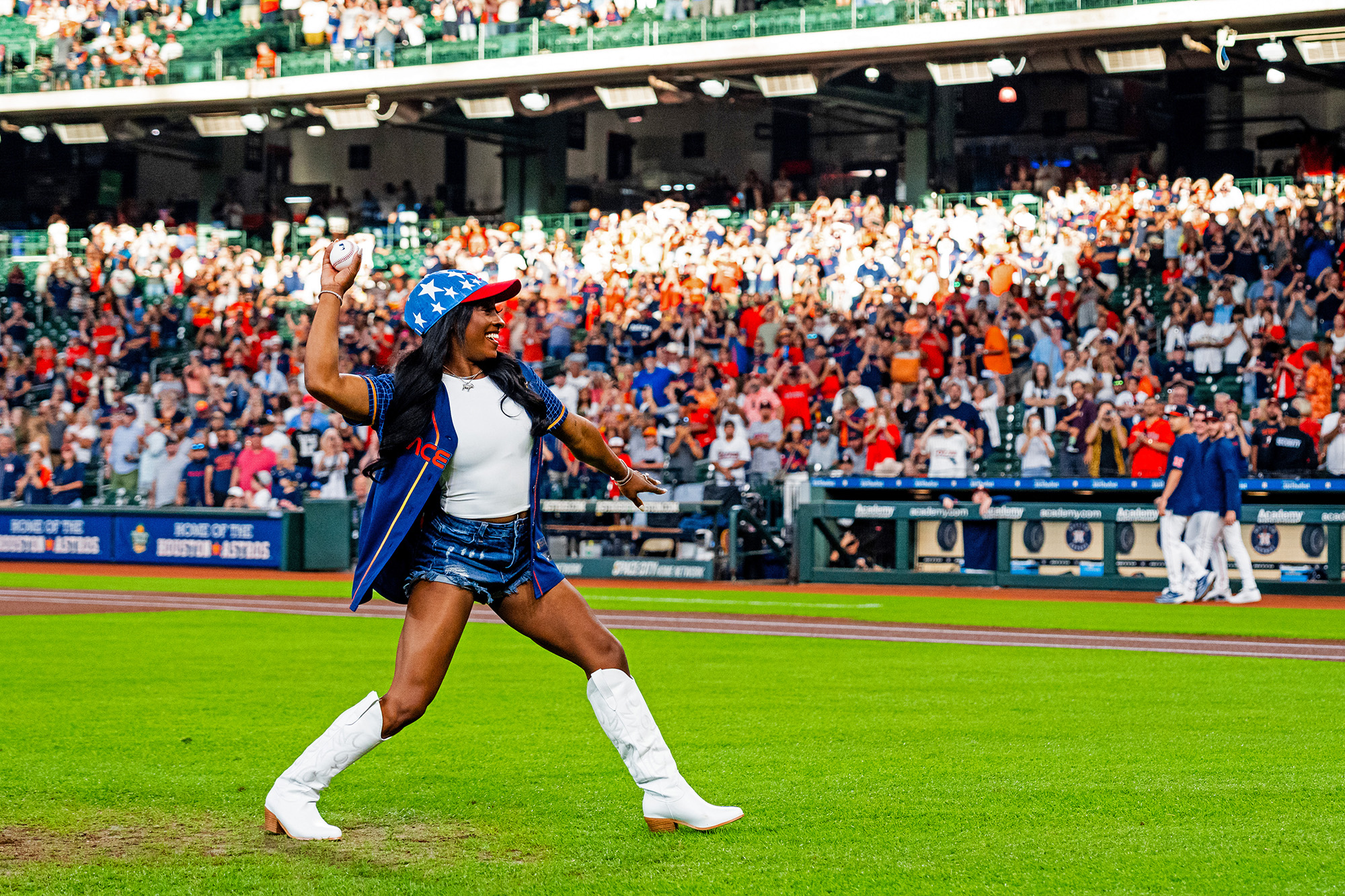 A saudação de Simone Biles no jogo do Houston Astros foi ‘perfeita’, diz o treinador