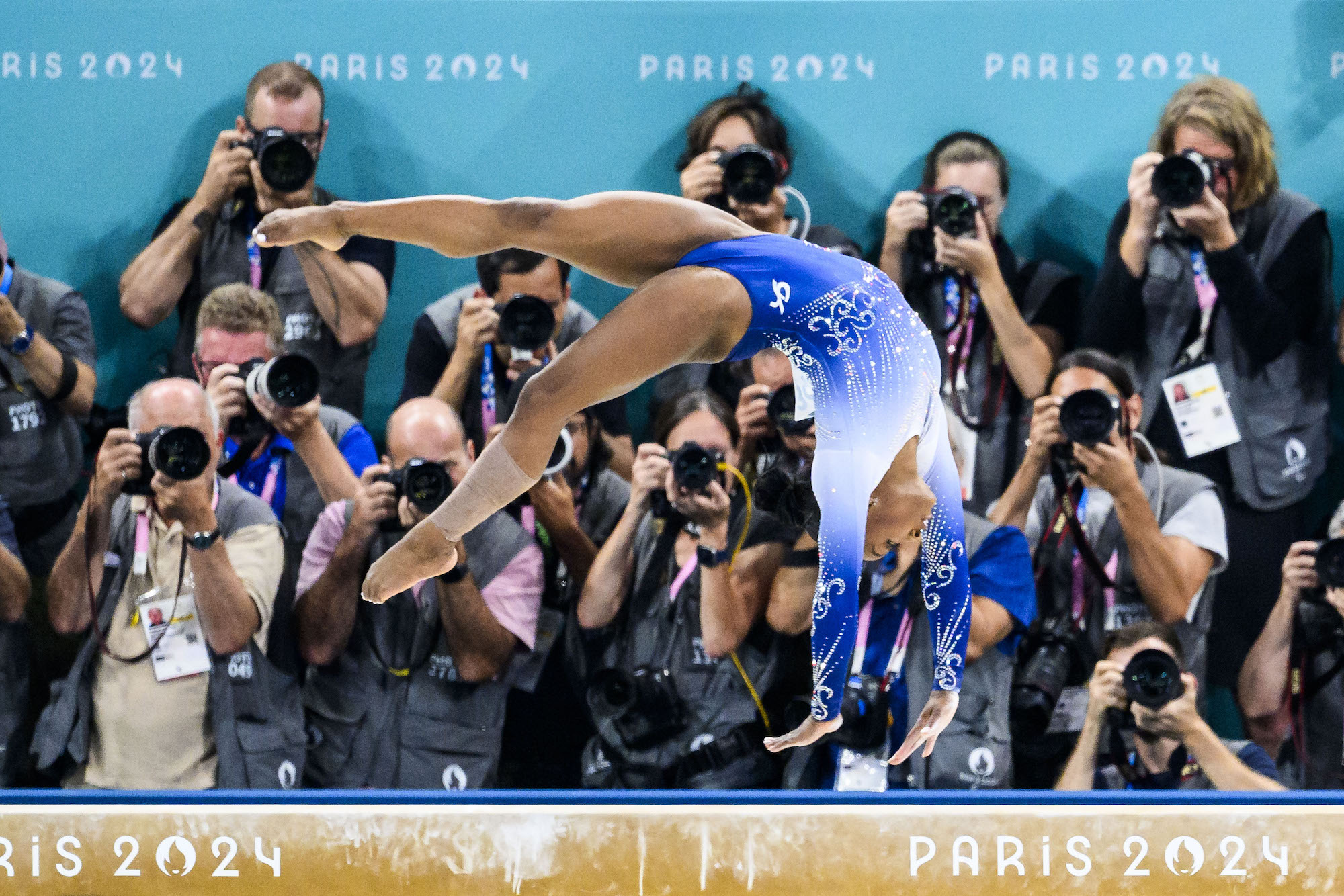 O marido de Simone Biles, Jonathan Owens, diz que sua rotina de feixe 'Trips Me Out'