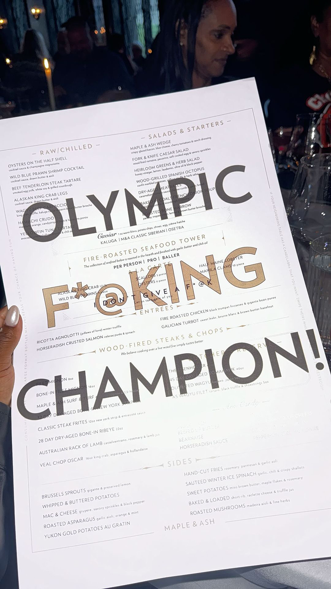 Simone Biles posa com menu personalizado de 'Campeão Olímpico do F-king' no jantar