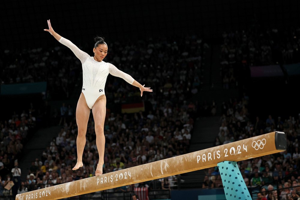 Simone Biles e Suni Lee caem da trave de equilíbrio durante as finais das Olimpíadas de 2024