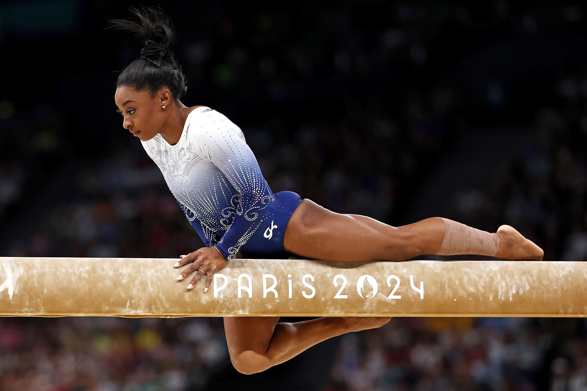 Simone Biles e Suni Lee caem da trave durante as finais das Olimpíadas