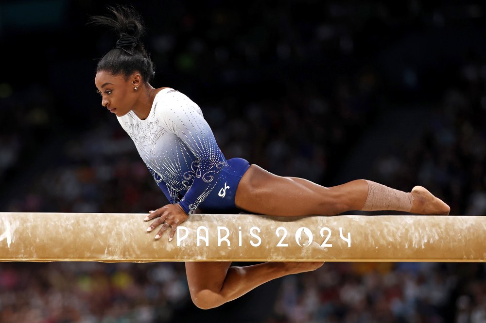 Simone Biles e Suni Lee caem da trave de equilíbrio durante as finais das Olimpíadas de 2024