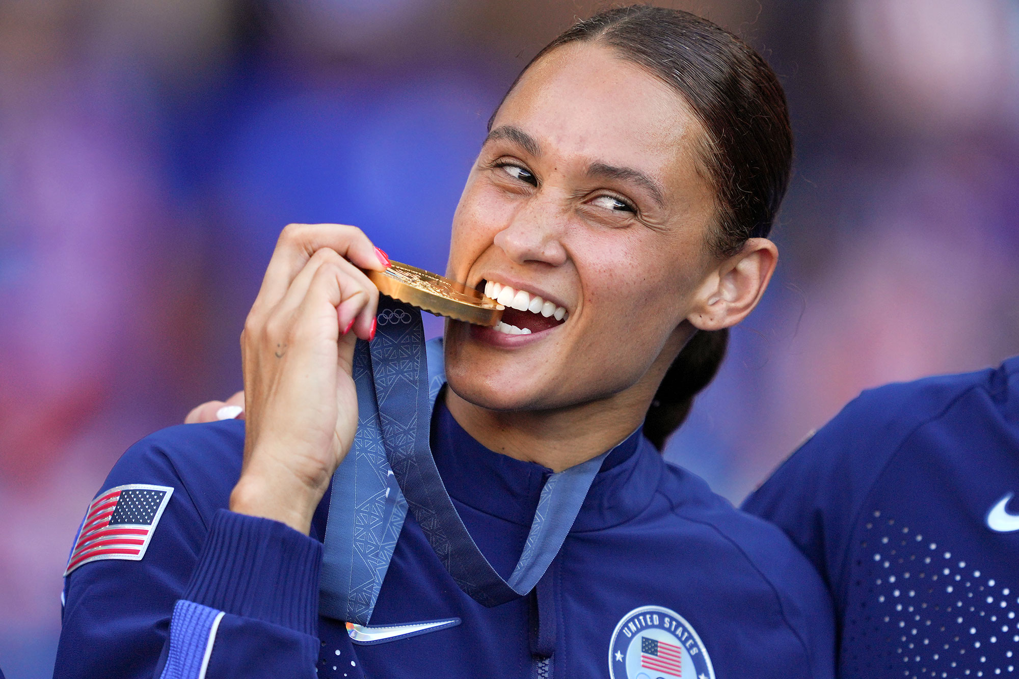 A atleta olímpica de futebol Lynn Williams revela como ela quebrou sua medalha de ouro