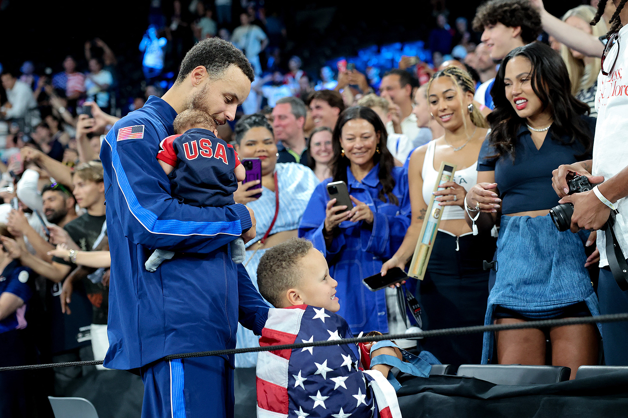 Steph Curry comemora conquista da medalha de ouro com a esposa Ayesha e os filhos pequenos